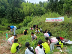 艾唱歌手培训团队与第九世界支教团队携手并肩，走进平天小学为留守儿童带去爱和希望